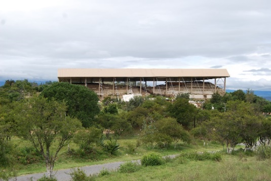 El techo que cubre el mont�culo tiene un fuerte impacto visual en el paisaje. Cacaxtla, Tlaxcala, M�xico