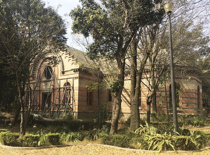 Fachada principal de la biblioteca Jos Revueltas, 2020.