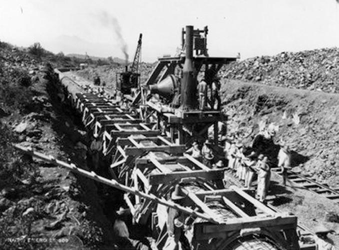 Personas trabajan en la construccin de una tubera de agua, 1909