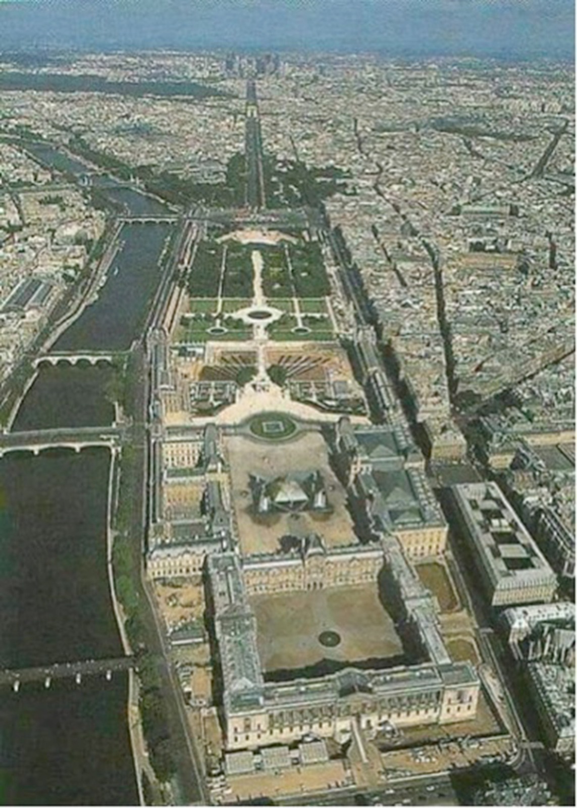 Escala urbana de la intervencin del Louvre.