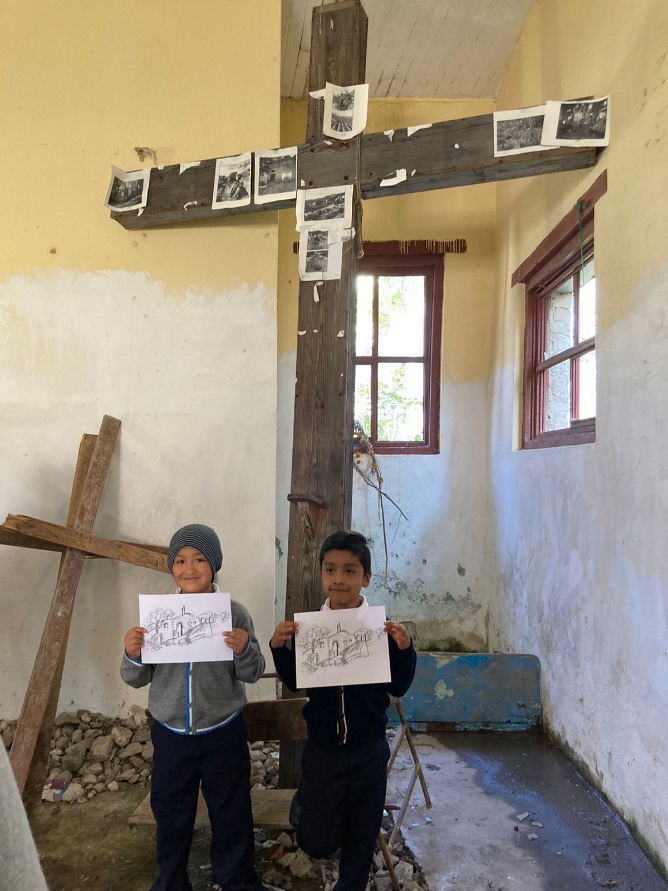 Niños asistentes con su respectivo dibujo de Camelia.