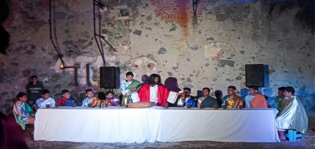 Recreación de la última cena durante la celebración del Viacrusis en Camelia.
