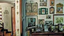 Las escenas de una casa silenciosa, sin nadie en sus pasillos, esun recurso frecuente de Con mi corazón en Yambo. La autora insiste en cómola ausencia de sus hermanos cambió la vida de su familia.