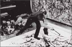 Jackson Pollock pintando (action painting) en su estudio. 