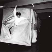 Murakami Saburo atravesando 40 pantallas depapel 