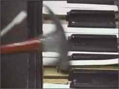 Claveteo de las teclas de un piano. 