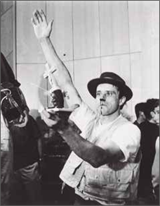 Joseph Beuys durante la performance Fluxus Festival ofNew Art en Aachen, 20 de julio de 1964. 