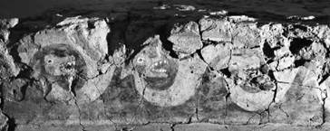 Detalle del peralte de los escalones del altar principal de sacrificio humano, en la Huaca de la Luna (Uceda, Morales & Mujica, 2016, 109). Serpientes onduladas con cabeza felina decoran su superficie.