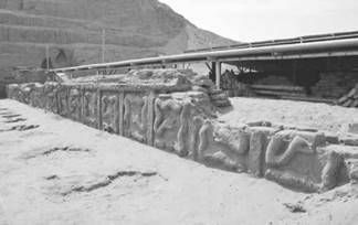 Relieves policromados con forma de serpiente, en la Plataforma Uhle de Huaca de la Luna (Morales, 2020, 17).
