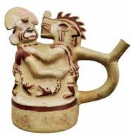 Botella mochica de asa estribo (Museo Larco, Lima, ML003466). Sus formas escultóricas muestran una escena de combate mítico. En ambas figuras pueden distinguirse sendos cinturones de serpiente, que se enfrentan entre sí.