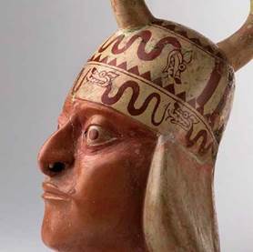 Botella mochica de asa estribo de tipo huaco retrato (Museo Larco, Lima, ML000176). Pueden observarse las figuras de serpientes con rostro felino o de zorro en su tocado.