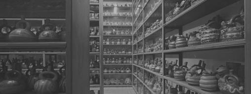 Detalle de la colección cerámica mochica del Museo Larco, en Lima (www.museolarco.org). En el estante derecho pueden distinguirse múltiples ejemplares de huaco con forma de serpiente enrollada.