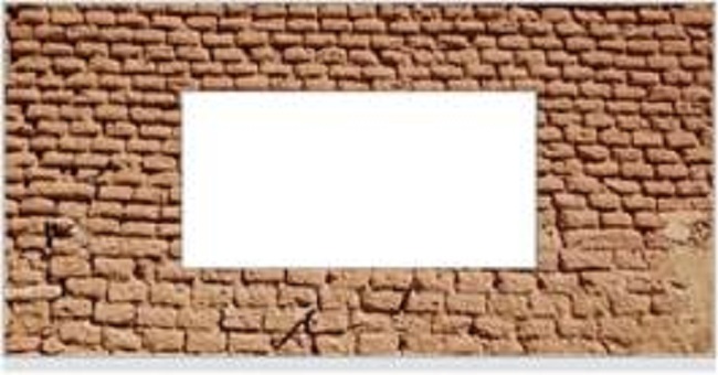 Muro de adobe con abertura de ventana