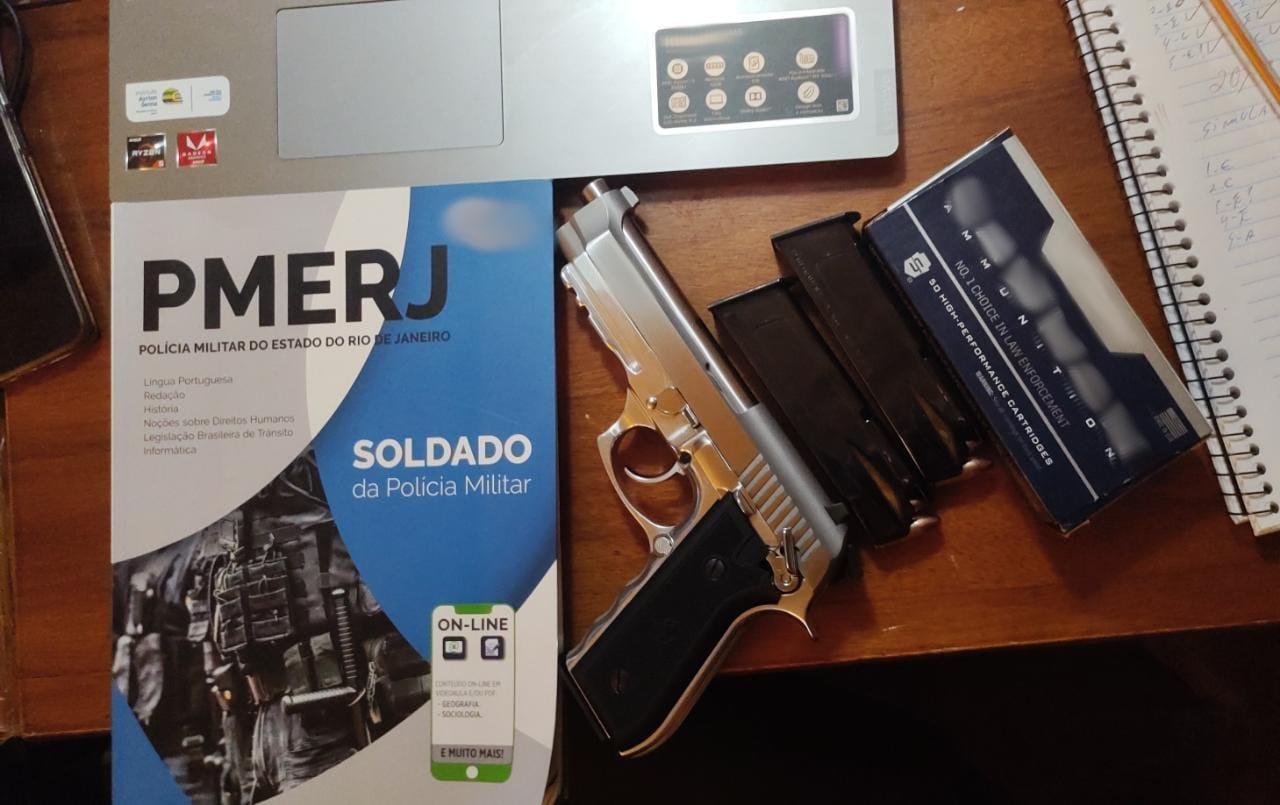 Quando a caneta vira arma: a mesa de estudos de um candidato  carreira policial[7]