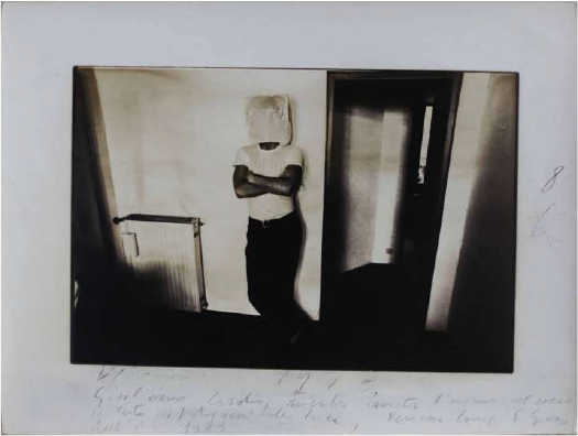 Guido Guidi, Senza Titolo (�Giuliano Cosolo mentre imita l'uomo con il sacco in testa proteggendosi dalla luce. Venezia Campo S. Giacomo dell'Orio, 1973�).