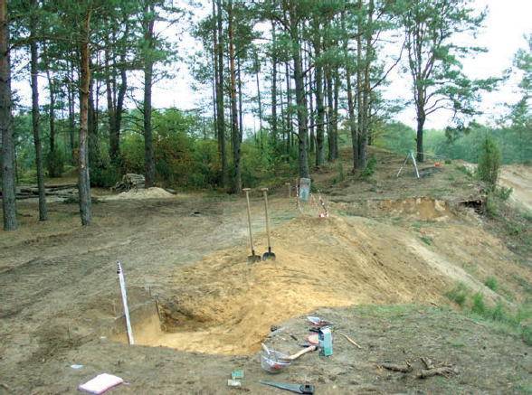 Kapčiamiesčio senovės gyvenvietės tyrimų akimirka lygumoje priešais kopyną. E. Šatavičiaus nuotrauka