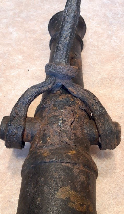 Įtrūkimai Klaipėdos jūrų muziejaus angliškos šarnyrinės patrankos apatiniame kaiščių lauke