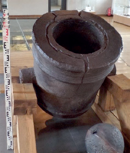 Įtrūkimai Biržų pilies mortyros vamzdyje ir jos įdėkle