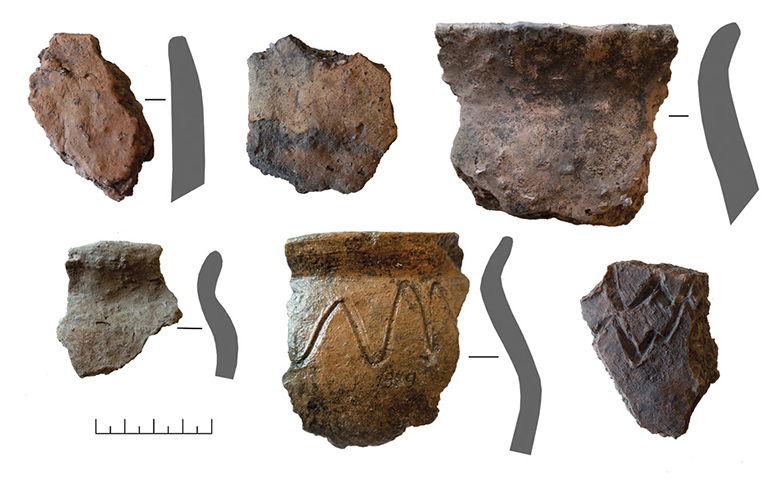 Vėlyvojo geležies amžiaus lipdytinė keramika lygiu paviršiumi iš Mindaugo Sosto piliakalnio. R. Vengalio nuotrauka