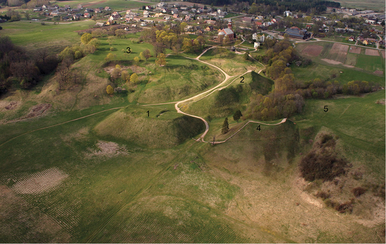 Kernavės piliakalniai iš oro: 1 – Aukuro kalno piliakalnis; 2 – Mindaugo Sosto piliakalnis; 3 – Pilies kalno piliakalnis; 4 – Lizdeikos piliakalnis; 5 – gyvenvietė prie Lizdeikos piliakalnio. Z. Baubonio nuotrauka