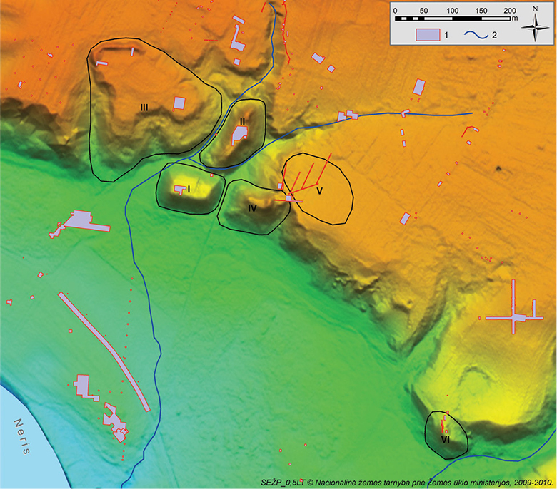 Kernavės piliakalniai ant topografinio pagrindo, sudaryto interpoliuojant LiDAR duomenis: I – Aukuro kalno piliakalnis; II – Mindaugo Sosto piliakalnis; III – Pilies kalno piliakalnis; IV – Lizdeikos piliakalnis; V – gyvenvietė prie Lizdeikos piliakalnio; VI – Kriveikiškio piliakalnis; 1 – tyrinėtos vietos; 2 – numanomos upelių vagos. R. Vengalio brėžinys