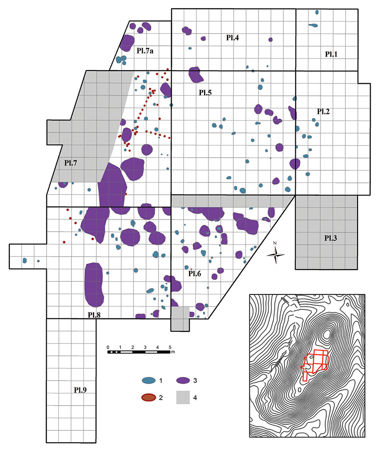 Mindaugo Sosto piliakalnio tyrimų metu užfiksuoti apatiniam kultūriniam sluoksniui priskirti objektai: 1 – stulpavietės; 2 – pastatų stulpavietės; 3 – ūkinės duobės; 4 – iki įžemio neištirtos vietos. R. Vengalio brėžinys (pagal Kulikauskas, Luchtanas, 1979š; Kulikauskienė, 1980; 1983a; Kulikauskienė, Kulikauskas, 1981)