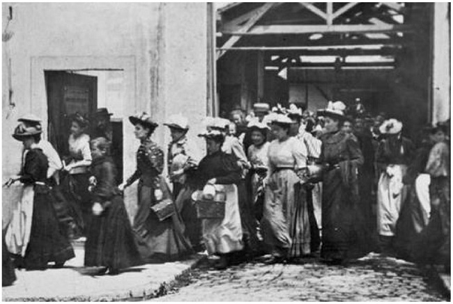 Fotograma de La sortie de l'usineLumi&egrave;re &agrave; Lyon (1895), de Louis y Auguste Lumi&egrave;re 