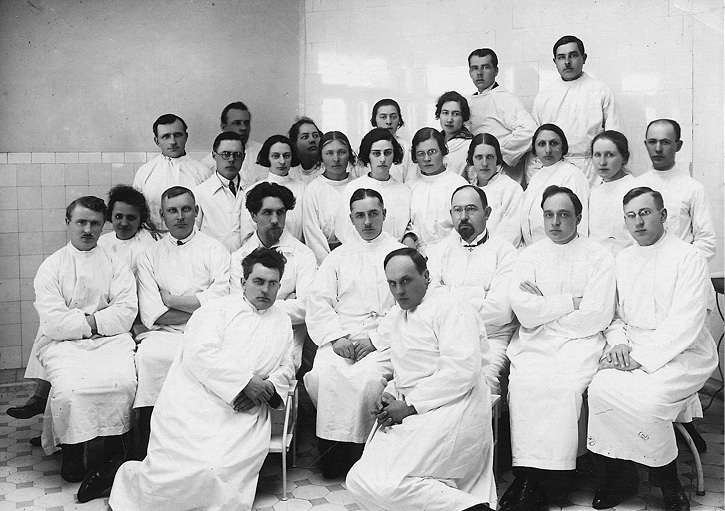 Hansas Boitas (sėdi centre) su kolegomis