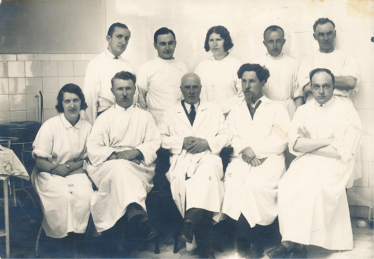 Aleksandras Hagentornas (sėdi centre) su kolegomis