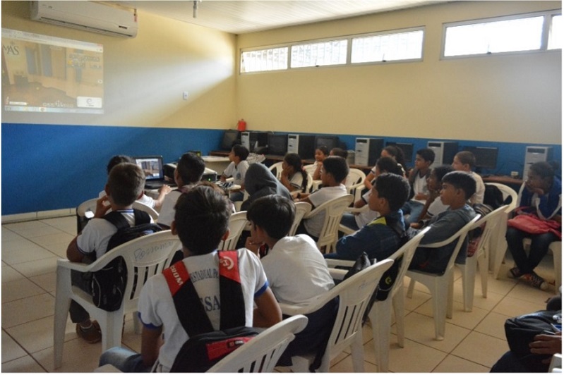 Alunos observando o museu.