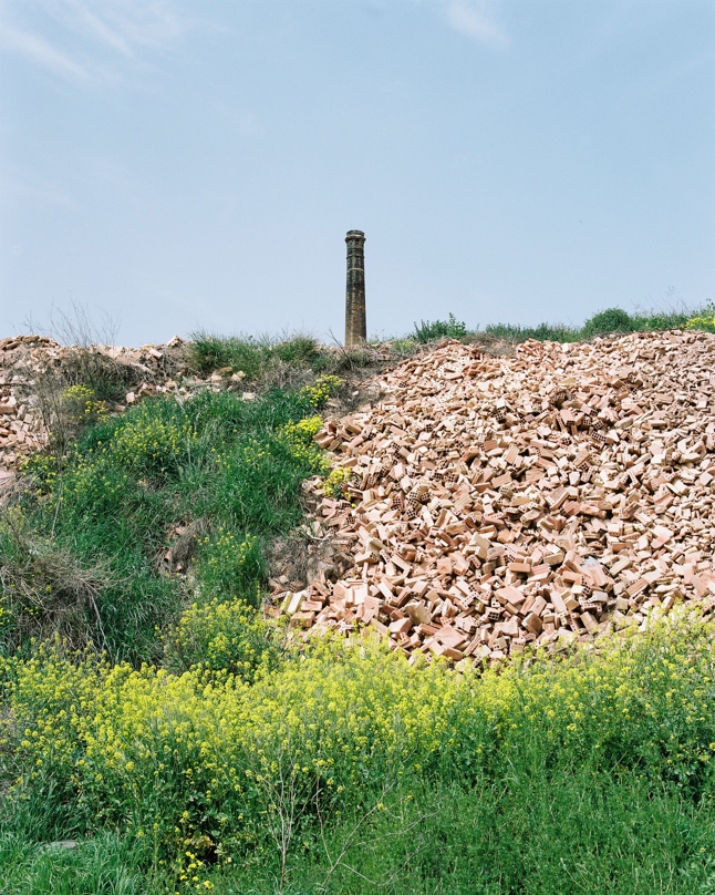 Cantera de arcilla de la Cooperativa Ladrillera en desuso. Al fondo la chimenea de la f�brica. Fotograf�a por Francesc Planes.