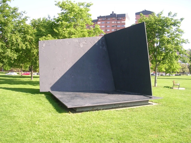 Jorge Oteiza Homenaje al estilema vac�o de cubismo / Momento espiritual, Obra original de 1959. Ampliaci�n en Yamaguchi Park (Pamplona). San Sebasti�n de 1997.