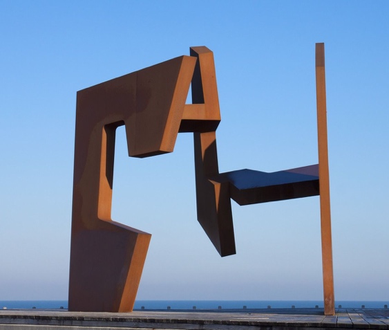 Jorge Oteiza, Primera variante. Vac�os en cadena / Construcci�n vac�a con cuatro unidades planas positivo-negativo 2002, Obra original de 1957. Ampliaci�n en San Sebasti�n de 2002.