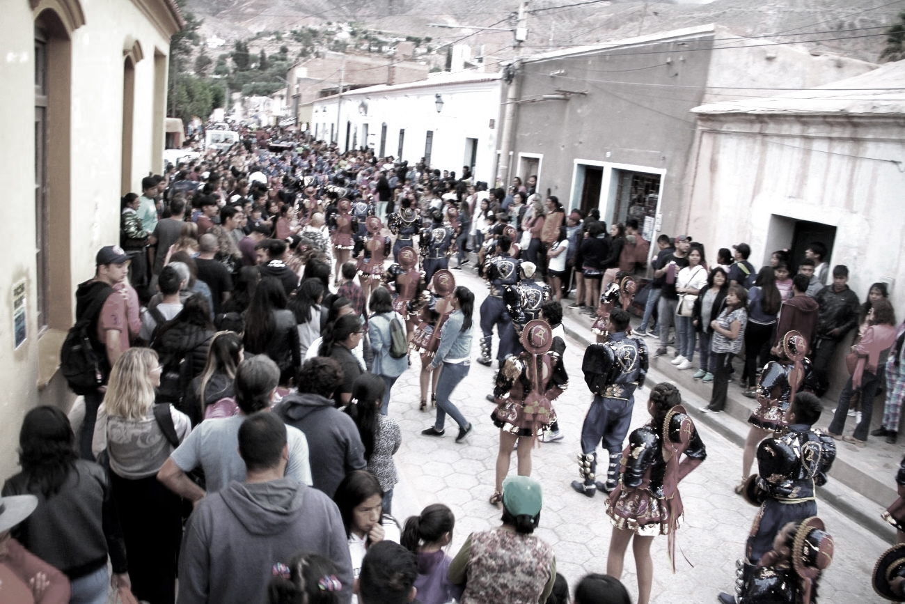 J�venes tilcare�os bailando Saya durante el Enero Tilcare�o.