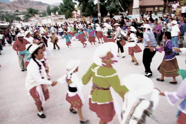 El baile del Carnavalito consumado por familias tilcare�as