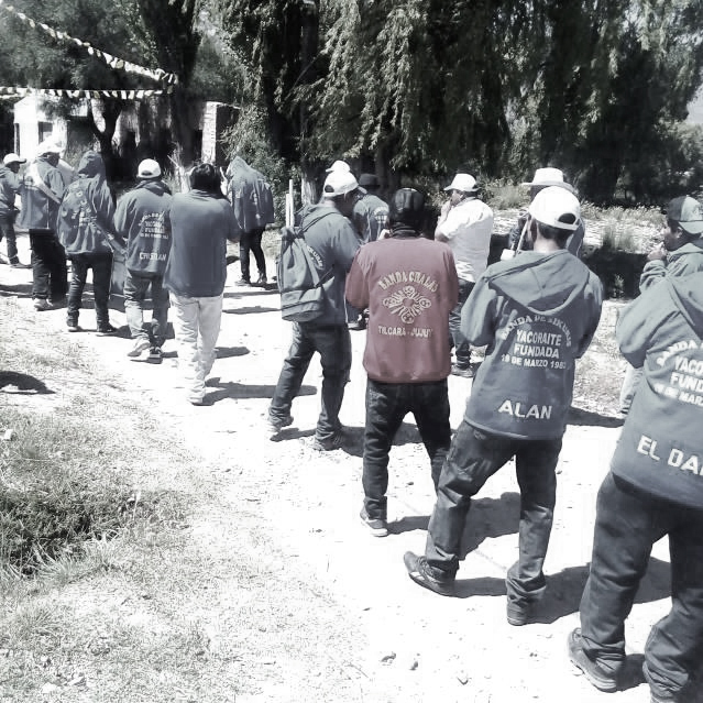 J�venes integrantes de la banda Yacorait� en procesi�n, 2018. 