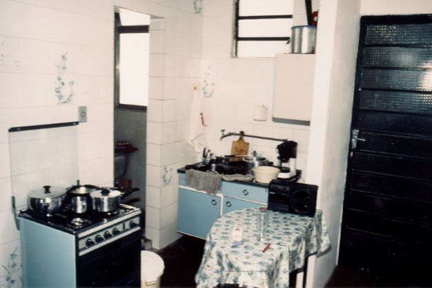 Apartamento original e adições de divisão entre a cozinha e a sala – conjunto Rubem Berta