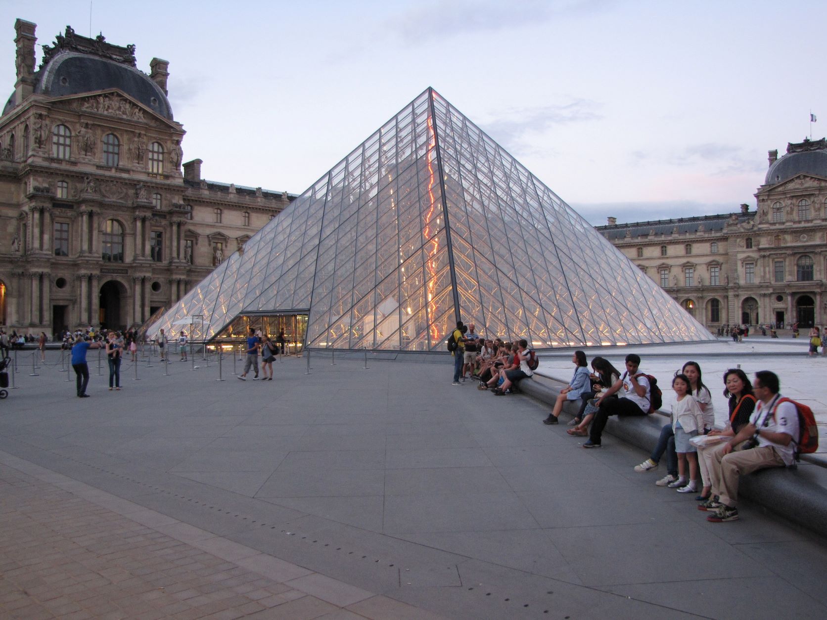 Pirâmide do Louvre, Paris.