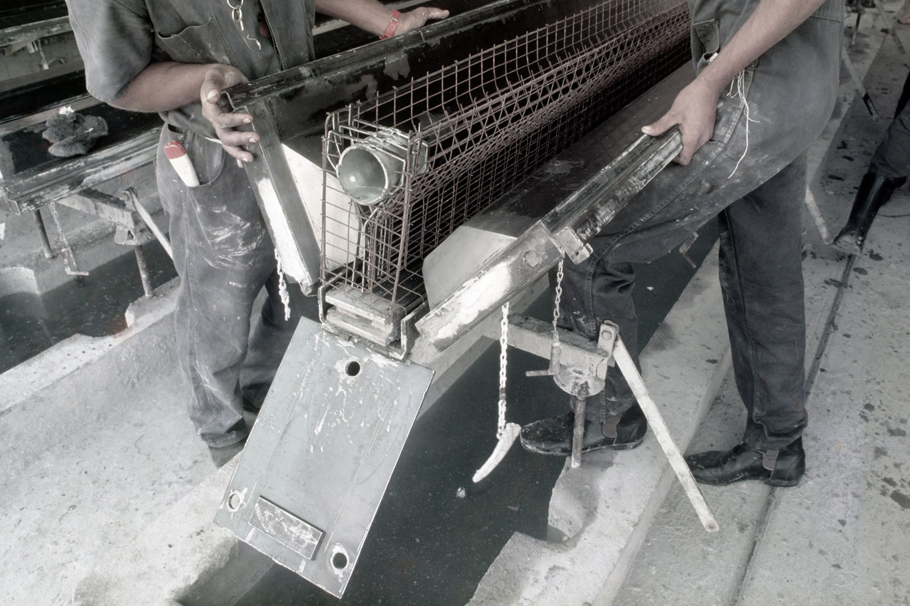 Encofrado y armadura de piezas en argamassa armada &ndash; viga de las �Escolas Transit�rias� (1988)