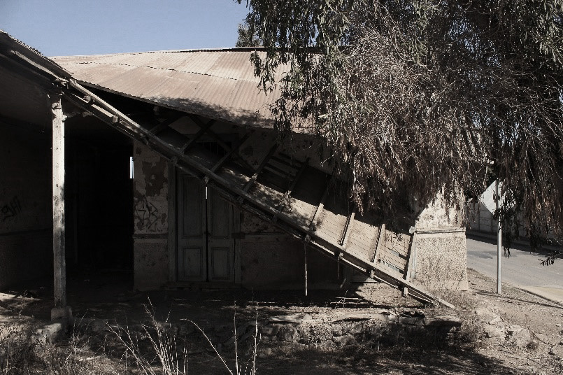 Desplome lateral de alero en techumbre.