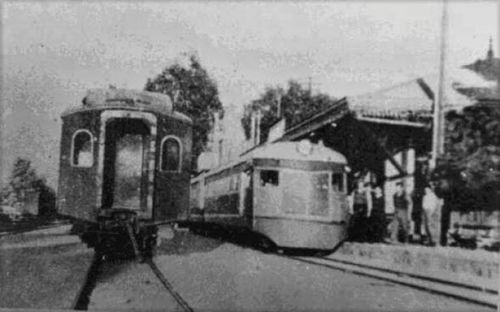 Foto histórica del tren elquino, coche de pasajeros y automotoras Edwards en Vicuña.