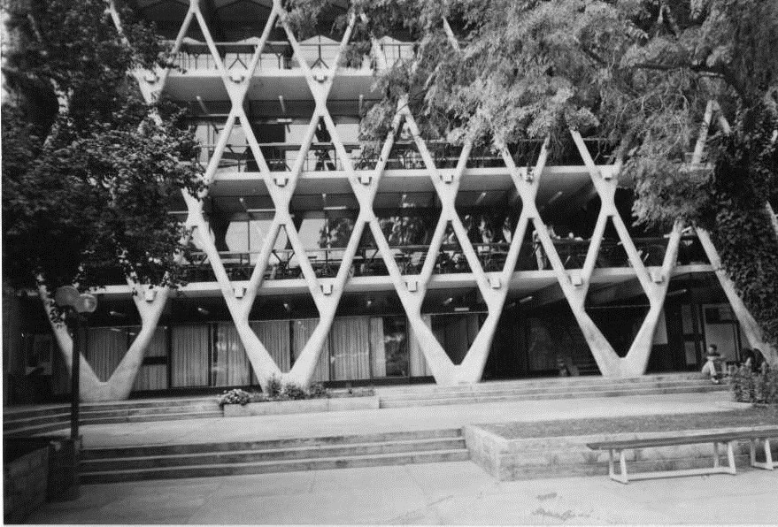 Edificio de la Facultad de Arquitectura de la Universidad de Mendoza, estructura a la vista que evoca figuras humanas enlazadas.