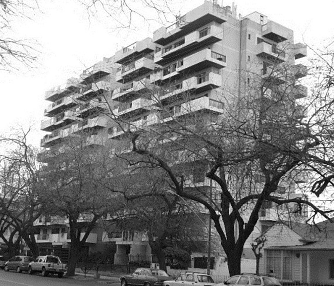 Edificio de 10 niveles de tipolog�a en torre, ubicado en avenida Emilio Civit 435. Arquitecto Jacques Caspi (1985).