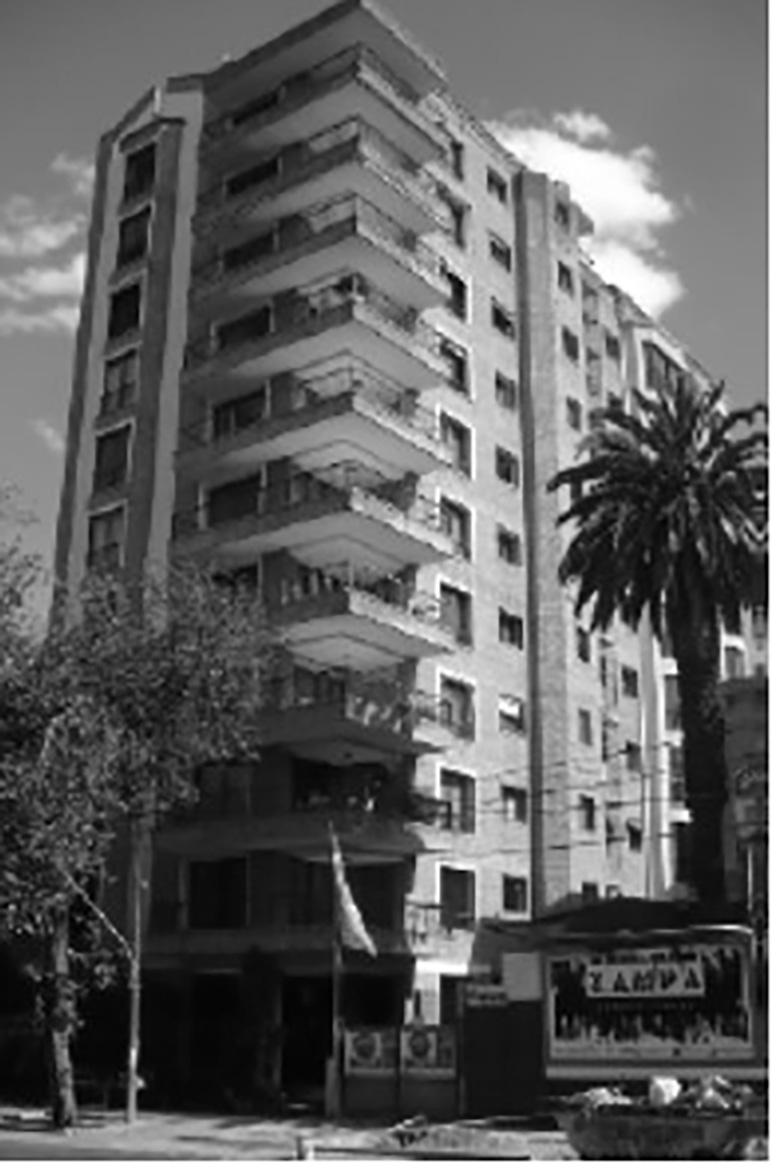 Edificio de imagen posmoderna, de tipolog�a en torre, ubicado en Av. Emilio Civit 340. Arquitecto Rafael Reina (1994).