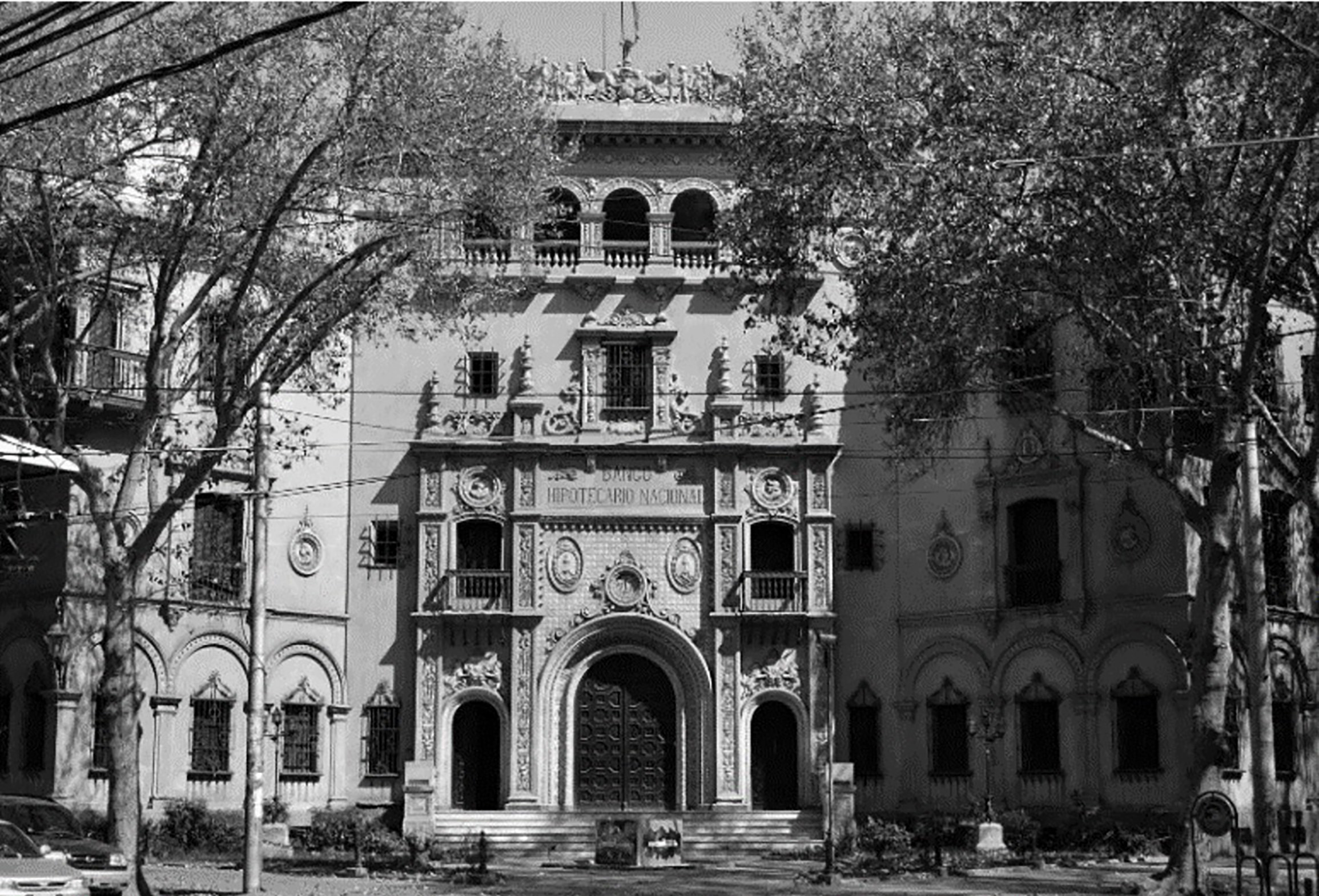 Fachada del Banco Hipotecario Nacional, ubicado en la esquina de las calles Espa�a y Guti�rrez
