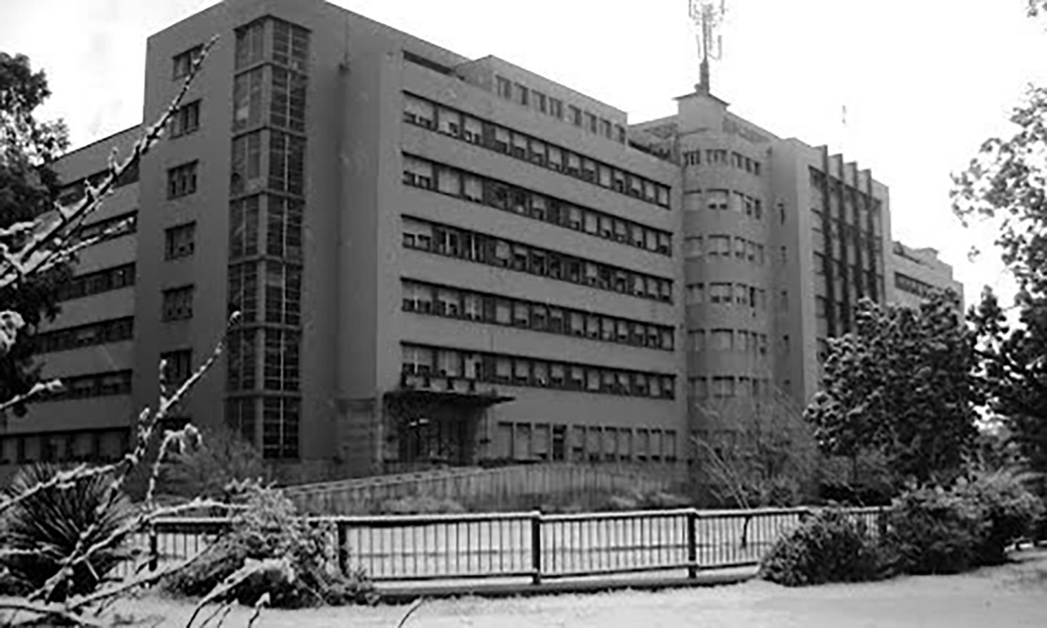 Imagen del Hospital Central (1944), caracterizado por ventanas alargadas y esquina vidriada t�picas del racionalismo