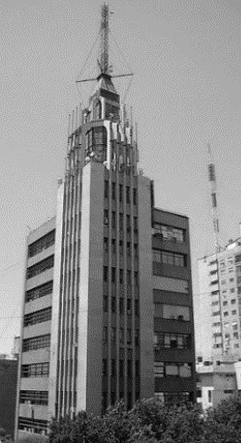 Imagen del edificio G�mez, caracterizado por l�neas rectas, el escalonamiento y el remate en forma de antena.