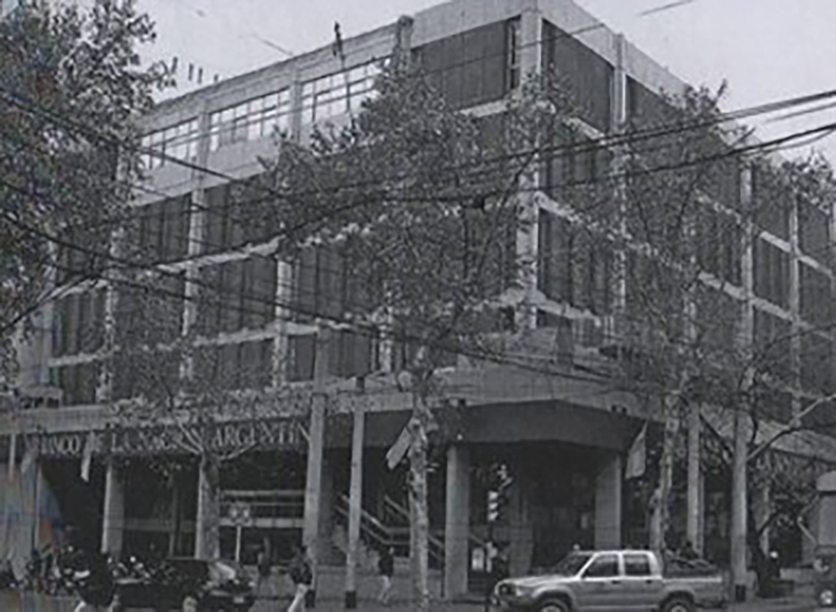 Banco de Previsi�n Social (1969), ubicado en esquina, frente a plaza San Mart�n.
