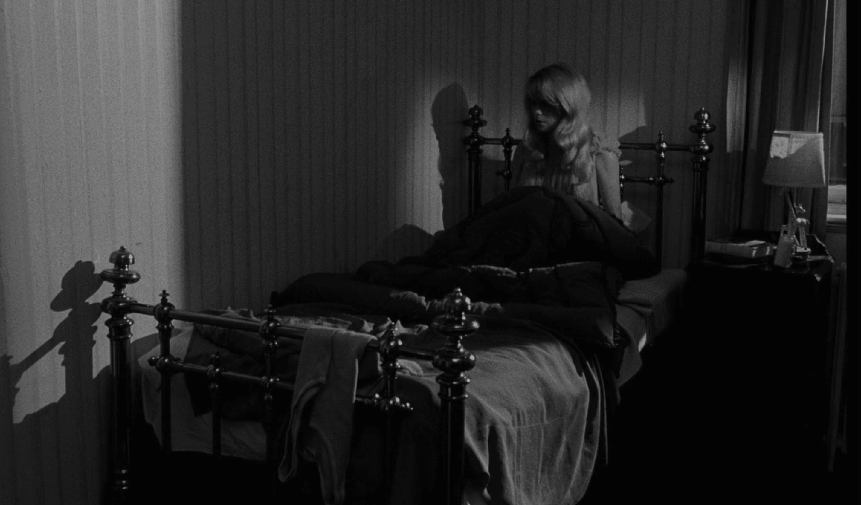 Fotograma de Repulsi�n (52:35). Catherine Deneuve en su dormitorio