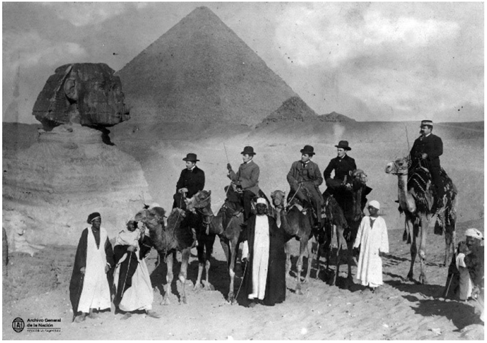 Figura 1. Cadetes de la fragata Sarmiento visitando las pir�mides de Egipto (enero de 1900).